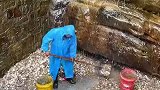 许愿池钱堆满，工作人员用铁铲打扫