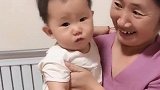 月嫂奶奶回来了，看宝宝的反应，全家都放心了！