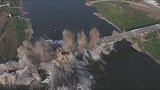 湖南安乡一41年老桥爆破拆除 现场轰响声震天，10秒化为废墟