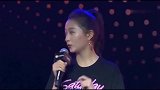 关晓彤现身机场戴渔夫帽气场十足，冬装完全遮不住好身材