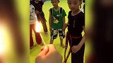 瓶盖挑战不算啥 跆拳道小学生挑战脚踢火柴瞬间点燃