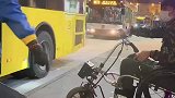 在澳门看到的一幕，残疾人上不去公交车