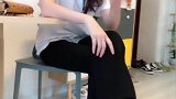 小姐姐穿上新买的白袜子，忍不住就想嘚瑟一下！