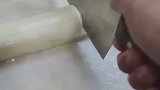 这一幕把人看呆，菜刀竟然被砍缺了