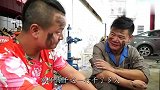 《搞笑三江锅》：憨头当修车工，装车牌把保险杠都拆了，真逗！