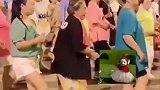 奶奶梳双丸子头跳魔性广场舞