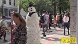 吓人雪人恶作剧，装扮成雪人吓路人，路人纷纷被吓到