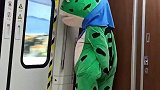 地铁偶遇青蛙人尴尬瞬间，忍不住爆笑