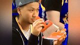 篮球-17年-无悬念!勇士球迷自带迷你扫帚簸箕轻松观战-新闻