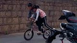 两个小朋友共骑一辆自行车，这就是童年的无忧无虑吧