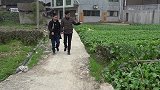 九九带仔地里拨大蒜，开荤首选儿子最爰，下锅翻来覆去入口满嘴香