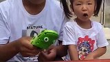 七彩童年：快吃一会爸爸醒来了