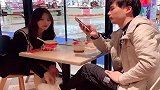 妹子这和面操作，腰部动作才是灵魂啊，笑岔气了！