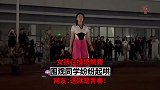 女孩在操场跳舞，围观同学纷纷起哄，这就是青春