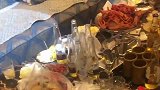 交友一定要谨慎，都唱完歌喝完酒回家了，唯独把这个大哥剩下了！