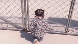 妹妹接哥哥放学，当哥哥走出教室的那一刻，哥哥的举动太感人了
