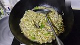 嘎嘎香的猪肉焖豆芽