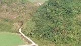 乡村水泥山路隧道，是以前老人们凿通，很多女生都不敢过
