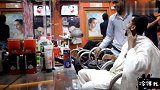 国外恶搞，印度二把刀理发师各种折磨理发客户，气得客人找他算账