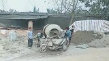 摩托车拉混凝土，这可是最新黑科技，老哥牛啊！