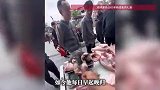20岁小伙卖猪肉养6弟妹，父母再生7弟，本人直言扛不动：扑面而来的窒息感！