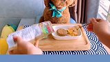 泰迪越来越像小孩了，与人交流起来完全没有障碍，吃饭也有模有样