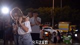 多少人喜欢这首歌女孩街头唱《囚鸟》路人大呼听不够，还要听