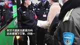 河南一女子坐公交故意摘口罩吓跑一车人 公交车载她1人前行