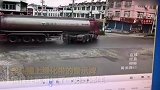 油罐车漂移转弯失败 侧滑旋转180度撞断头