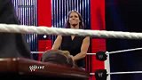 WWE-14年-RAW第1106期：史蒂芬妮模仿丈夫名门攻击贝拉姐妹-花絮