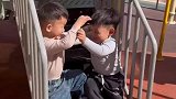 90后妈妈处理宝宝打架，站在一旁指导打架