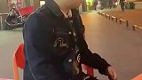 男子在路边看一女子跳舞，结果回家后妻子让他看个够