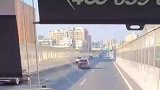 公交司机开车上高速，而且还开五十码