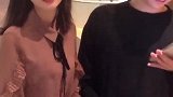 儿子带着媳妇，看到妈妈上班的场景，感觉丫头愣住了一下