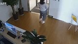 玻璃门你撞我，你还敢喊痛