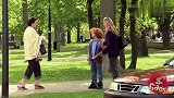 国外恶搞：警察制止了熊孩子玩火，结果竟然烧毁了黑人小哥的跑车