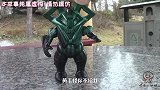 黄毛怪独吞汉堡，绿毛怪急眼发射光线，场面真热烈