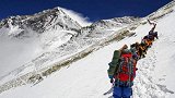 登珠峰不再是给钱就行 要登过6500米高峰才有资格