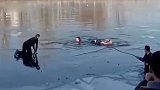 【新疆】双胞胎冰面玩耍先后坠湖 警民接力90秒生死救援