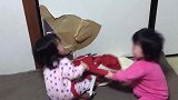 双胞胎抢书包，撒泼打滚全使上谁也不让谁，妈妈一旁看的好开心啊