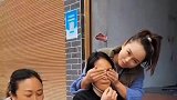 你看旁边那两个女人，笑安逸了你开心了