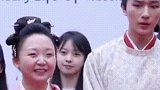 辣目洋子 做女主兴高采烈，而一旁的男主李宏毅 表情生无可恋，一副嫌弃的样子，这样过分了吧！