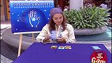 凭借超能力移动桌子上的牌，美女很神奇啊，有趣！