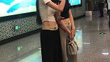 成都地铁二号线，这对双胞胎是什么神仙颜值和神仙身材啊！！