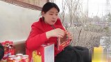 小伙买串串和老板抬杠，你吃一串我就吃两串，太逗了
