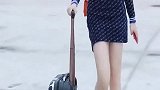 街拍下班的空姐笑容美滋滋