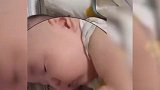 4个月宝宝被爸爸鼾声吵到空气挥拳，网友：心疼宝宝3秒钟