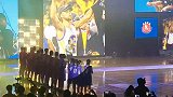 篮球-17年-全场轰动！库里抱着冠军奖杯出场-专题