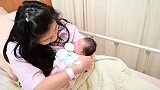 新生儿宝宝和妈妈的第一次拥抱,小小的他仿佛有整个世界那么重！