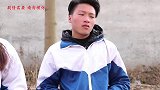 甜甜和来福一起做灯笼，自己亲手制作的灯笼，更有成就感哦